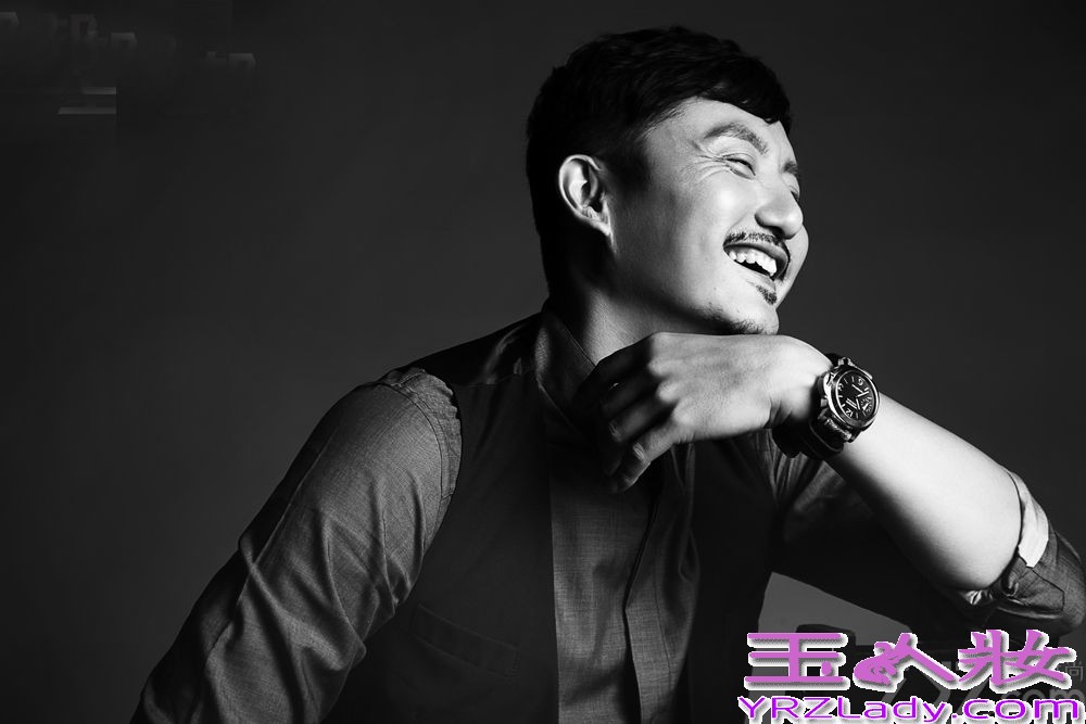 涂松岩，毕业于中戏94级表演系本科，近几年已经成了荧屏上的中流砥柱。而年近四十、气质成熟的他在工作之外却有着一颗顽童心，能把业余生活安排的乐趣盎然。下面就一起来看看他的最新写真吧！镜头前，穿着绅士礼服、系着蝴蝶领结，他却手缠纱布、霸气外露，散发出成熟的致命诱惑。