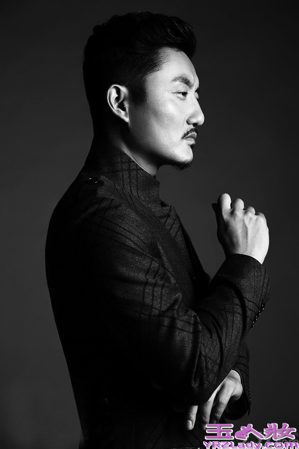 涂松岩，毕业于中戏94级表演系本科，近几年已经成了荧屏上的中流砥柱。而年近四十、气质成熟的他在工作之外却有着一颗顽童心，能把业余生活安排的乐趣盎然。下面就一起来看看他的最新写真吧！镜头前，穿着绅士礼服、系着蝴蝶领结，他却手缠纱布、霸气外露，散发出成熟的致命诱惑。