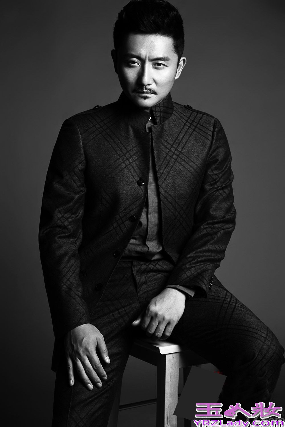 涂松岩，毕业于中戏94级表演系本科，近几年已经成了荧屏上的中流砥柱。而年近四十、气质成熟的他在工作之外却有着一颗顽童心，能把业余生活安排的乐趣盎然。下面就一起来看看他的最新写真吧！镜头前，穿着绅士礼服、系着蝴蝶领结，他却手缠纱布、霸气外露，散发出成熟的致命诱惑。