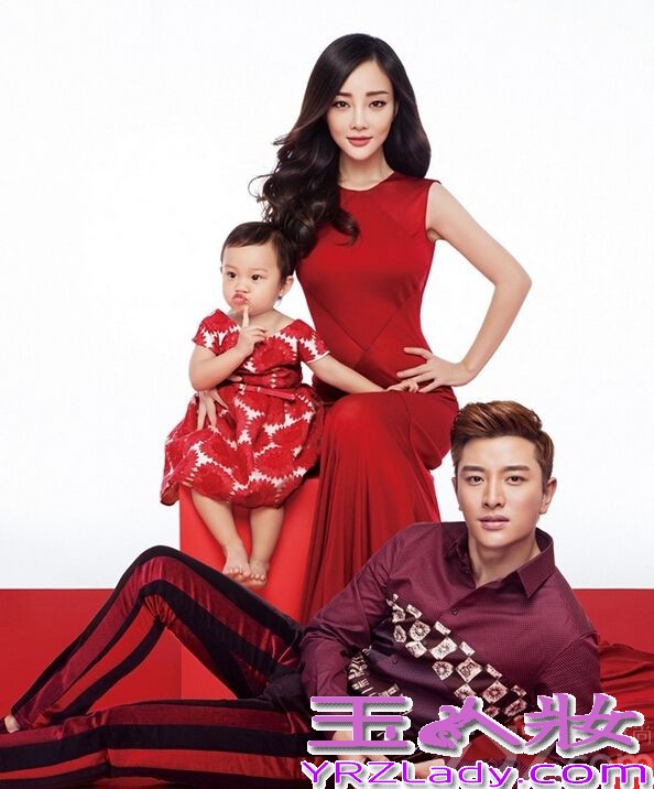 贾乃亮李小璐携爱女小甜馨首度一家三口出镜拍摄《时尚健康》九月刊封面大片。甜美优雅的辣妈小璐，搞怪欢乐的“乃爸”，抢镜停不下的逗比“馨爷”，其乐融融。
