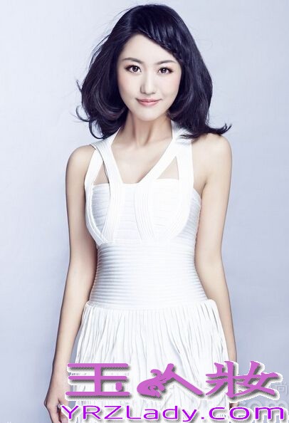 近日，内地女演员张馨心最近拍摄了一组俏丽娇美，甜美大气的时尚写真图片，身穿简约服饰流露出自然的迷人神态和由内而外的优雅气质，牢牢锁住众人目光，散发出出无限的时尚明星魅力。