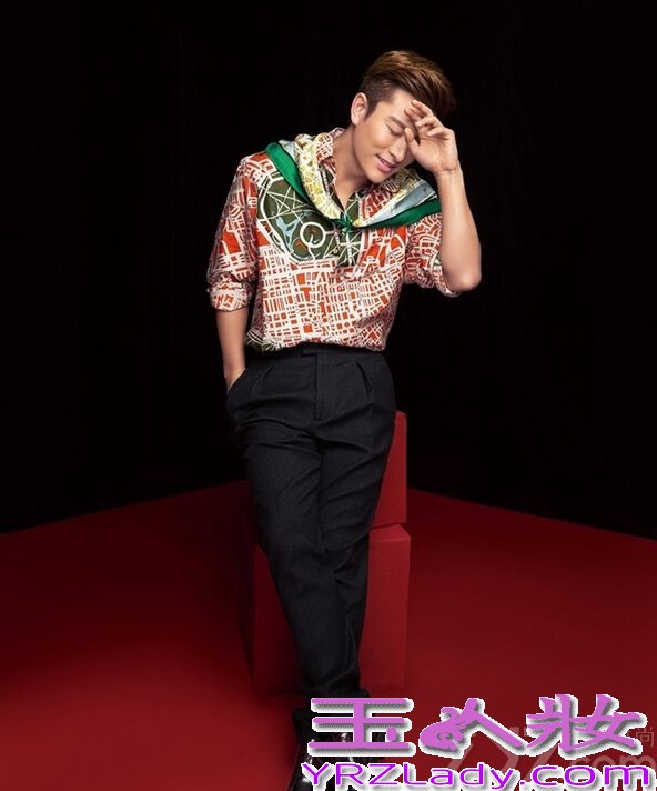 贾乃亮李小璐携爱女小甜馨首度一家三口出镜拍摄《时尚健康》九月刊封面大片。甜美优雅的辣妈小璐，搞怪欢乐的“乃爸”，抢镜停不下的逗比“馨爷”，其乐融融。
