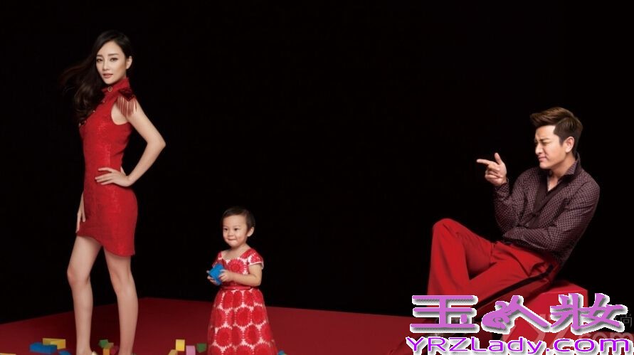 贾乃亮李小璐携爱女小甜馨首度一家三口出镜拍摄《时尚健康》九月刊封面大片。甜美优雅的辣妈小璐，搞怪欢乐的“乃爸”，抢镜停不下的逗比“馨爷”，其乐融融。
