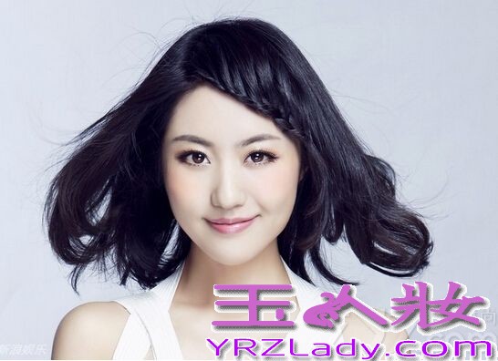 近日，内地女演员张馨心最近拍摄了一组俏丽娇美，甜美大气的时尚写真图片，身穿简约服饰流露出自然的迷人神态和由内而外的优雅气质，牢牢锁住众人目光，散发出出无限的时尚明星魅力。