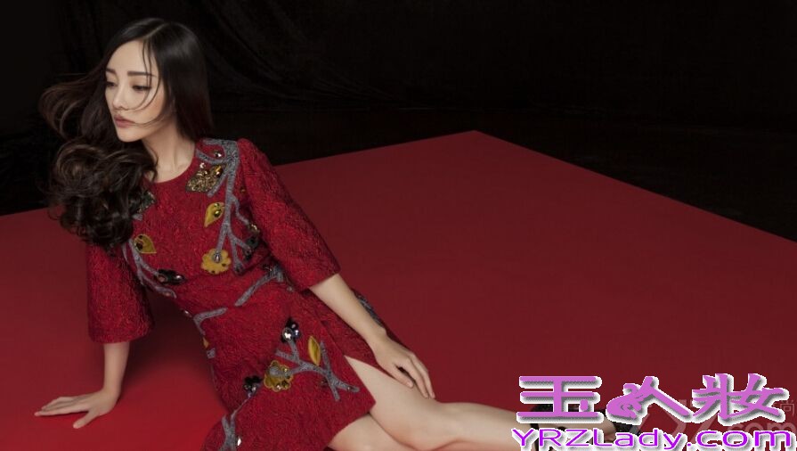 贾乃亮李小璐携爱女小甜馨首度一家三口出镜拍摄《时尚健康》九月刊封面大片。甜美优雅的辣妈小璐，搞怪欢乐的“乃爸”，抢镜停不下的逗比“馨爷”，其乐融融。
