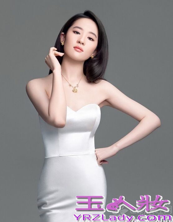 当年宅男们心目中的神仙姐姐刘亦菲近日代言了国内某黄金珠宝品牌，并拍摄了一组时尚写真图片，蜕变后的刘亦菲看起来更加成熟大气，身穿黑色与白色的礼服演绎珠宝的奢华，更多的是十足的女人味。

