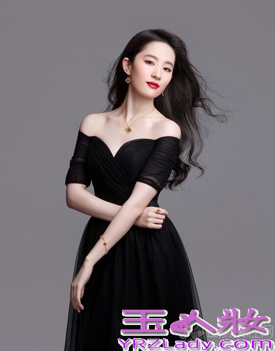 当年宅男们心目中的神仙姐姐刘亦菲近日代言了国内某黄金珠宝品牌，并拍摄了一组时尚写真图片，蜕变后的刘亦菲看起来更加成熟大气，身穿黑色与白色的礼服演绎珠宝的奢华，更多的是十足的女人味。
