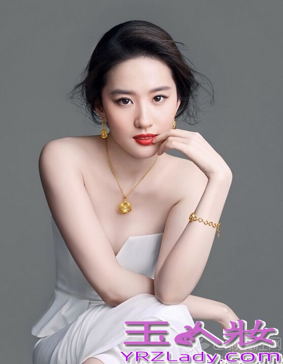 当年宅男们心目中的神仙姐姐刘亦菲近日代言了国内某黄金珠宝品牌，并拍摄了一组时尚写真图片，蜕变后的刘亦菲看起来更加成熟大气，身穿黑色与白色的礼服演绎珠宝的奢华，更多的是十足的女人味。
