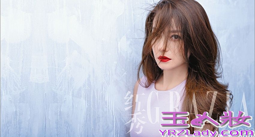 赵薇为某时尚杂志拍摄了一组封面大片，身着黑白相间连身裙的她线条纤细，时而笑逐颜开、青春明媚，时而发丝拂面、安静优雅。由赵薇、黄渤、佟大为、郝蕾主演的《亲爱的》即将于9月26日全国公映，赵薇首次饰演农妇，塑造了迄今为止反差最大的角色，聊起《亲爱的》的拍摄过程，她坦言：“挺过瘾的，每场戏都释放的淋漓尽致，这也是一种满足。”在清华举办的千人观影中，赵薇的演技被评价为“演技大爆发”。