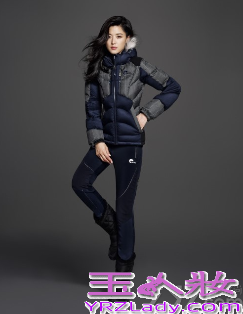 近日，女神全智贤与2PM组合成员语泽演一起为某户外运动服饰品牌拍摄了一组秋冬画报，画报以“INNOVATION”进行了拍摄，强调登山服在旅行中产生的自由美和成熟美。两人不仅很好地展现了服饰的优越性，自身的好身材也成为焦点。