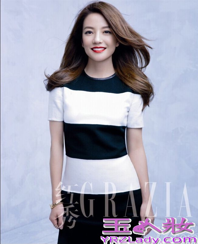 赵薇为某时尚杂志拍摄了一组封面大片，身着黑白相间连身裙的她线条纤细，时而笑逐颜开、青春明媚，时而发丝拂面、安静优雅。由赵薇、黄渤、佟大为、郝蕾主演的《亲爱的》即将于9月26日全国公映，赵薇首次饰演农妇，塑造了迄今为止反差最大的角色，聊起《亲爱的》的拍摄过程，她坦言：“挺过瘾的，每场戏都释放的淋漓尽致，这也是一种满足。”在清华举办的千人观影中，赵薇的演技被评价为“演技大爆发”。