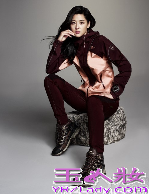 近日，女神全智贤与2PM组合成员语泽演一起为某户外运动服饰品牌拍摄了一组秋冬画报，画报以“INNOVATION”进行了拍摄，强调登山服在旅行中产生的自由美和成熟美。两人不仅很好地展现了服饰的优越性，自身的好身材也成为焦点。