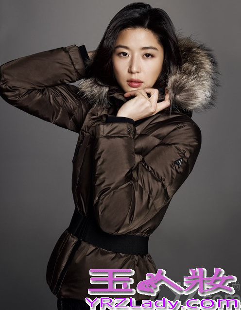 近日，女神全智贤与2PM组合成员语泽演一起为某户外运动服饰品牌拍摄了一组秋冬画报，画报以“INNOVATION”进行了拍摄，强调登山服在旅行中产生的自由美和成熟美。两人不仅很好地展现了服饰的优越性，自身的好身材也成为焦点。