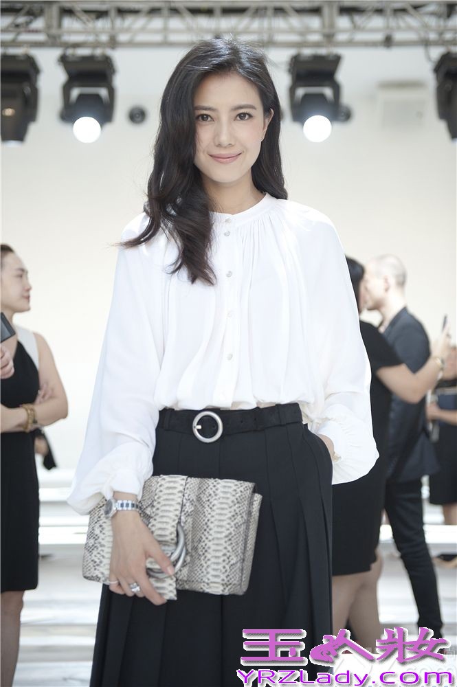 昨日，高圆圆身着白色宽松上衣及黑色阔腿裤亮相纽约时装周，作为中国唯一受邀女星出席某品牌2015春夏系列发布会。黑白两色的经典搭配简约干练，宽松的衣袖与胸前的褶皱设计又在举手投足间带来风吹水波的漪漪动感，优雅知性，清爽大方。自然的妆容与搭至肩头的蓬松卷发和服装的极简廓形相得益彰，精心选择的灰色蟒纹手拿包巧妙点缀，为整体造型再添一丝帅气与酷感。据悉，高圆圆会在纽约停留一周，参与相关活动及进行拍摄工作。