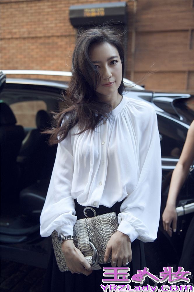 昨日，高圆圆身着白色宽松上衣及黑色阔腿裤亮相纽约时装周，作为中国唯一受邀女星出席某品牌2015春夏系列发布会。黑白两色的经典搭配简约干练，宽松的衣袖与胸前的褶皱设计又在举手投足间带来风吹水波的漪漪动感，优雅知性，清爽大方。自然的妆容与搭至肩头的蓬松卷发和服装的极简廓形相得益彰，精心选择的灰色蟒纹手拿包巧妙点缀，为整体造型再添一丝帅气与酷感。据悉，高圆圆会在纽约停留一周，参与相关活动及进行拍摄工作。