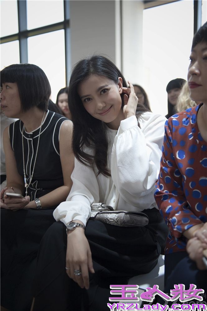 昨日，高圆圆身着白色宽松上衣及黑色阔腿裤亮相纽约时装周，作为中国唯一受邀女星出席某品牌2015春夏系列发布会。黑白两色的经典搭配简约干练，宽松的衣袖与胸前的褶皱设计又在举手投足间带来风吹水波的漪漪动感，优雅知性，清爽大方。自然的妆容与搭至肩头的蓬松卷发和服装的极简廓形相得益彰，精心选择的灰色蟒纹手拿包巧妙点缀，为整体造型再添一丝帅气与酷感。据悉，高圆圆会在纽约停留一周，参与相关活动及进行拍摄工作。