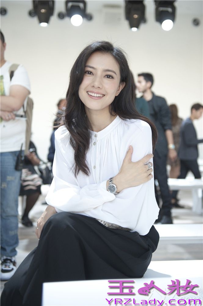 昨日，高圆圆身着白色宽松上衣及黑色阔腿裤亮相纽约时装周，作为中国唯一受邀女星出席某品牌2015春夏系列发布会。黑白两色的经典搭配简约干练，宽松的衣袖与胸前的褶皱设计又在举手投足间带来风吹水波的漪漪动感，优雅知性，清爽大方。自然的妆容与搭至肩头的蓬松卷发和服装的极简廓形相得益彰，精心选择的灰色蟒纹手拿包巧妙点缀，为整体造型再添一丝帅气与酷感。据悉，高圆圆会在纽约停留一周，参与相关活动及进行拍摄工作。