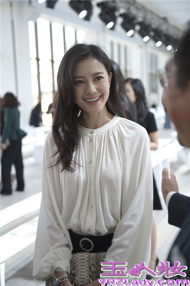 昨日，高圆圆身着白色宽松上衣及黑色阔腿裤亮相纽约时装周，作为中国唯一受邀女星出席某品牌2015春夏系列发布会。黑白两色的经典搭配简约干练，宽松的衣袖与胸前的褶皱设计又在举手投足间带来风吹水波的漪漪动感，优雅知性，清爽大方。自然的妆容与搭至肩头的蓬松卷发和服装的极简廓形相得益彰，精心选择的灰色蟒纹手拿包巧妙点缀，为整体造型再添一丝帅气与酷感。据悉，高圆圆会在纽约停留一周，参与相关活动及进行拍摄工作。