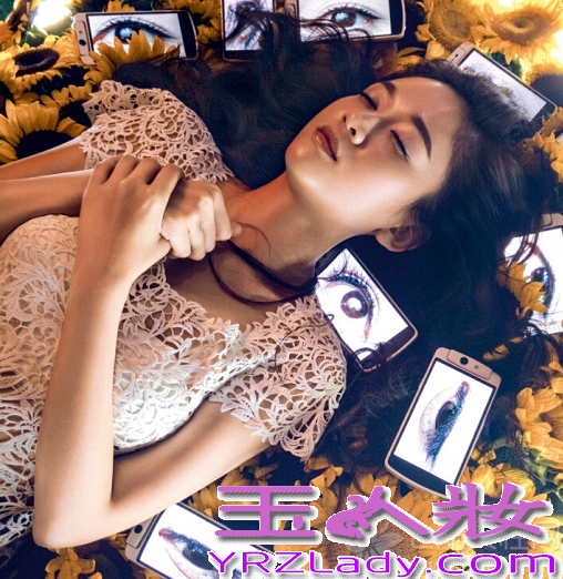 近日，陈乔恩为时尚杂志男人装拍摄了一组性感写真，在这组时尚大片中，陈乔恩一改往日形象，大玩性感真空诱惑，秀白皙美背，白皙丰满美胸以及深V诱惑，整个画面两人看了直呼Hold不住！分享一组陈乔恩男人装时尚写真，大玩性感真空网友称：真是看不出！