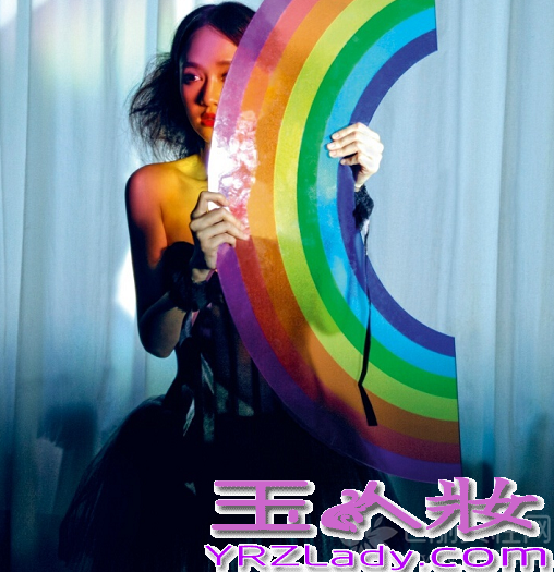 近日，陈乔恩为时尚杂志男人装拍摄了一组性感写真，在这组时尚大片中，陈乔恩一改往日形象，大玩性感真空诱惑，秀白皙美背，白皙丰满美胸以及深V诱惑，整个画面两人看了直呼Hold不住！分享一组陈乔恩男人装时尚写真，大玩性感真空网友称：真是看不出！