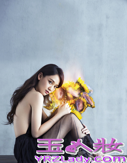 近日，陈乔恩为时尚杂志男人装拍摄了一组性感写真，在这组时尚大片中，陈乔恩一改往日形象，大玩性感真空诱惑，秀白皙美背，白皙丰满美胸以及深V诱惑，整个画面两人看了直呼Hold不住！分享一组陈乔恩男人装时尚写真，大玩性感真空网友称：真是看不出！