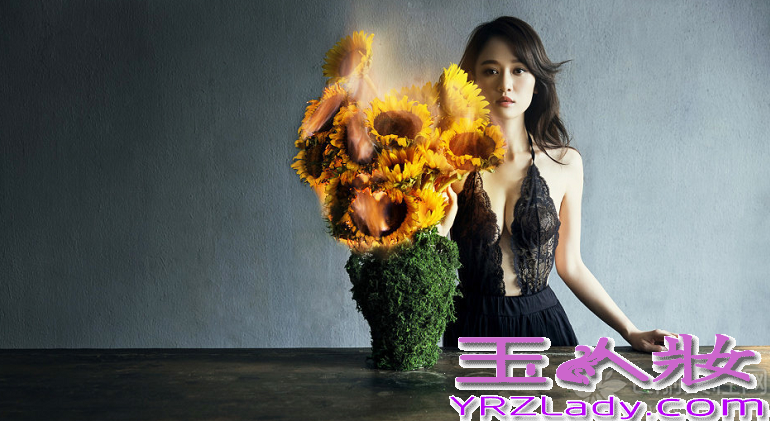 近日，陈乔恩为时尚杂志男人装拍摄了一组性感写真，在这组时尚大片中，陈乔恩一改往日形象，大玩性感真空诱惑，秀白皙美背，白皙丰满美胸以及深V诱惑，整个画面两人看了直呼Hold不住！分享一组陈乔恩男人装时尚写真，大玩性感真空网友称：真是看不出！