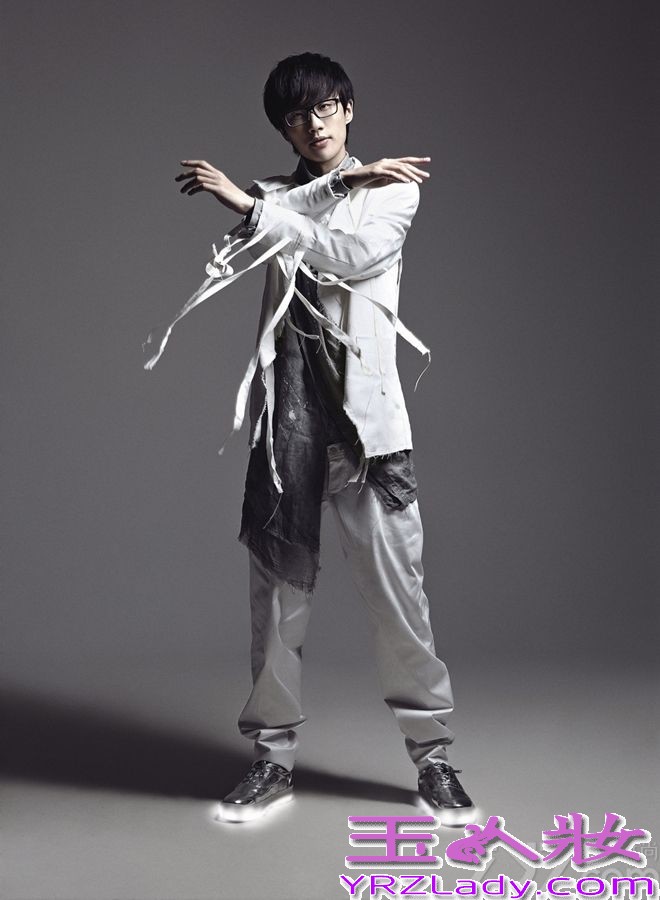 刚刚发布了新专辑《不如吃茶去》的许嵩日前登上某潮流杂志封面，身着黑白潮装的许嵩在镜头中肆意挥手、回眸，眼神中充满云淡风轻，在接受采访时亦表示，目前的心态则是：“轻装上阵的去珍惜生活”。据悉，许嵩新专辑发布后便在各大榜单取得了骄人成绩，近两周新专辑中的主打歌曲《山水之间》更是蝉联中国歌曲排行榜榜单冠军位，势如破竹。