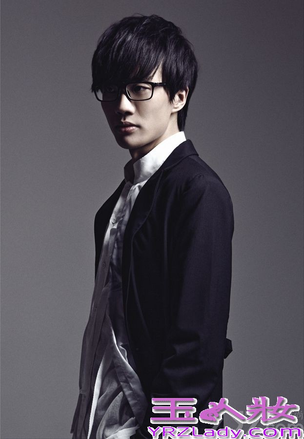 刚刚发布了新专辑《不如吃茶去》的许嵩日前登上某潮流杂志封面，身着黑白潮装的许嵩在镜头中肆意挥手、回眸，眼神中充满云淡风轻，在接受采访时亦表示，目前的心态则是：“轻装上阵的去珍惜生活”。据悉，许嵩新专辑发布后便在各大榜单取得了骄人成绩，近两周新专辑中的主打歌曲《山水之间》更是蝉联中国歌曲排行榜榜单冠军位，势如破竹。