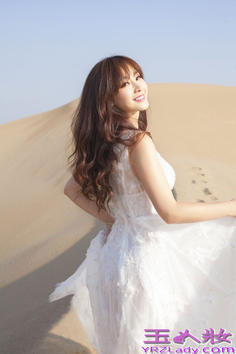 近日，柳岩为某电竞赛事拍摄央视版广告，现身宁夏回族自治区银川市贺兰山下。先以一袭性感白裙展现迷人气质，牵高大骆驼行走在黄沙之间，让人肃然起敬。随后她换上民族服装，端坐在沙漠之间，尽显出异国风情宛如塞外明珠。下面一起来看看这组柳岩沙漠白裙性感写真图片吧！