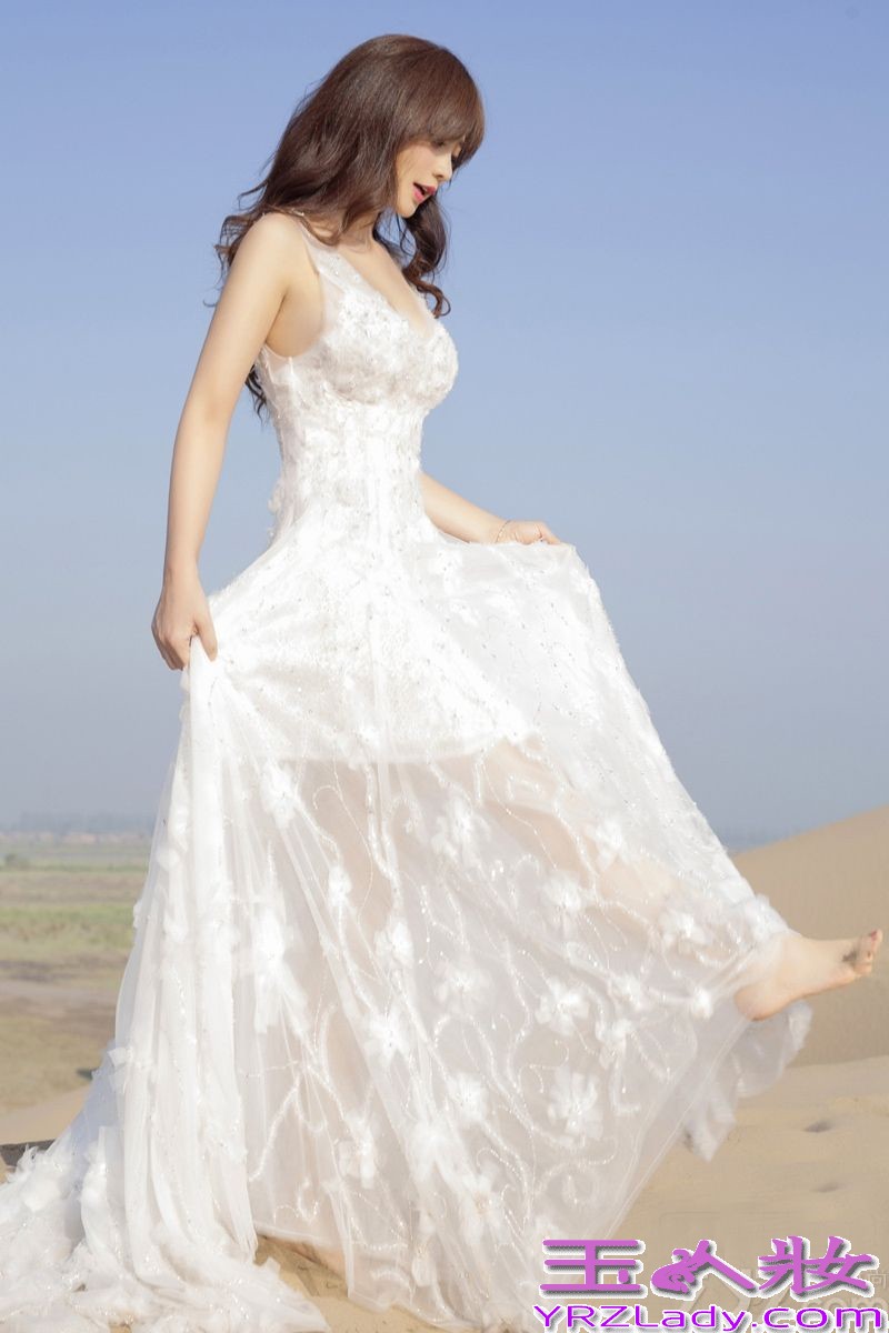 近日，柳岩为某电竞赛事拍摄央视版广告，现身宁夏回族自治区银川市贺兰山下。先以一袭性感白裙展现迷人气质，牵高大骆驼行走在黄沙之间，让人肃然起敬。随后她换上民族服装，端坐在沙漠之间，尽显出异国风情宛如塞外明珠。下面一起来看看这组柳岩沙漠白裙性感写真图片吧！