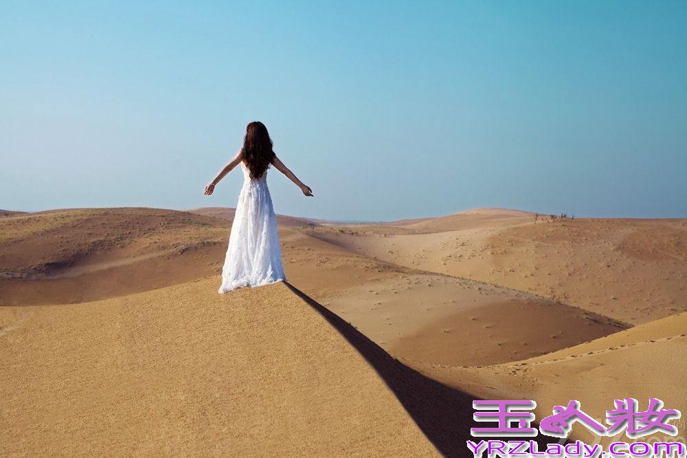 近日，柳岩为某电竞赛事拍摄央视版广告，现身宁夏回族自治区银川市贺兰山下。先以一袭性感白裙展现迷人气质，牵高大骆驼行走在黄沙之间，让人肃然起敬。随后她换上民族服装，端坐在沙漠之间，尽显出异国风情宛如塞外明珠。下面一起来看看这组柳岩沙漠白裙性感写真图片吧！