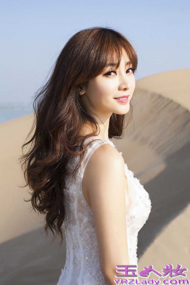 近日，柳岩为某电竞赛事拍摄央视版广告，现身宁夏回族自治区银川市贺兰山下。先以一袭性感白裙展现迷人气质，牵高大骆驼行走在黄沙之间，让人肃然起敬。随后她换上民族服装，端坐在沙漠之间，尽显出异国风情宛如塞外明珠。下面一起来看看这组柳岩沙漠白裙性感写真图片吧！