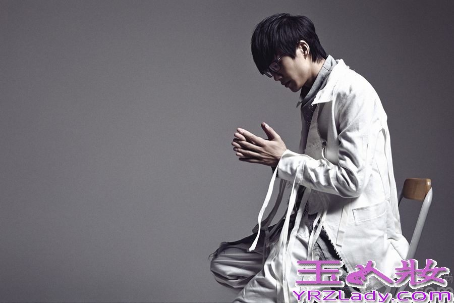 刚刚发布了新专辑《不如吃茶去》的许嵩日前登上某潮流杂志封面，身着黑白潮装的许嵩在镜头中肆意挥手、回眸，眼神中充满云淡风轻，在接受采访时亦表示，目前的心态则是：“轻装上阵的去珍惜生活”。据悉，许嵩新专辑发布后便在各大榜单取得了骄人成绩，近两周新专辑中的主打歌曲《山水之间》更是蝉联中国歌曲排行榜榜单冠军位，势如破竹。