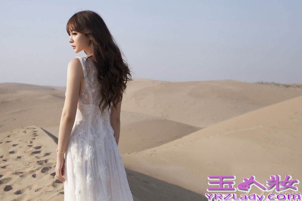 近日，柳岩为某电竞赛事拍摄央视版广告，现身宁夏回族自治区银川市贺兰山下。先以一袭性感白裙展现迷人气质，牵高大骆驼行走在黄沙之间，让人肃然起敬。随后她换上民族服装，端坐在沙漠之间，尽显出异国风情宛如塞外明珠。下面一起来看看这组柳岩沙漠白裙性感写真图片吧！