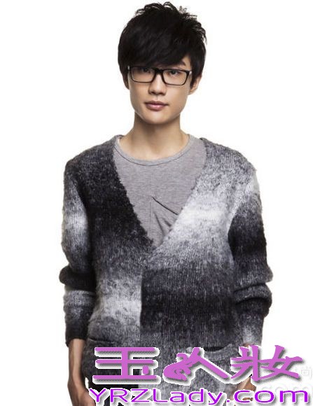 刚刚发布了新专辑《不如吃茶去》的许嵩日前登上某潮流杂志封面，身着黑白潮装的许嵩在镜头中肆意挥手、回眸，眼神中充满云淡风轻，在接受采访时亦表示，目前的心态则是：“轻装上阵的去珍惜生活”。据悉，许嵩新专辑发布后便在各大榜单取得了骄人成绩，近两周新专辑中的主打歌曲《山水之间》更是蝉联中国歌曲排行榜榜单冠军位，势如破竹。