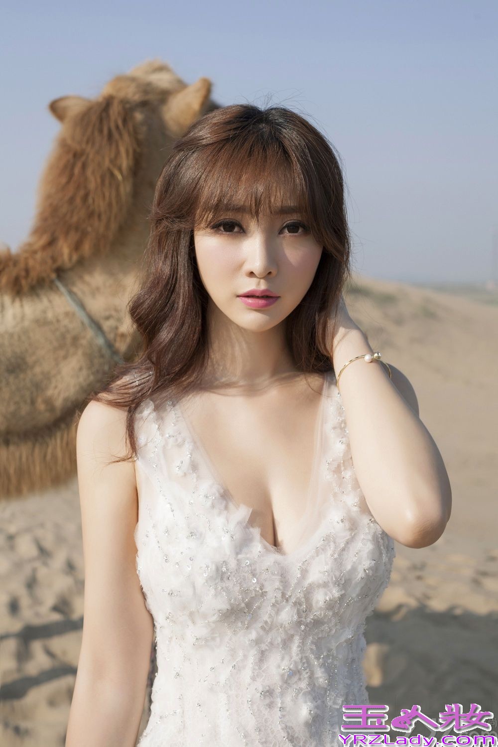 近日，柳岩为某电竞赛事拍摄央视版广告，现身宁夏回族自治区银川市贺兰山下。先以一袭性感白裙展现迷人气质，牵高大骆驼行走在黄沙之间，让人肃然起敬。随后她换上民族服装，端坐在沙漠之间，尽显出异国风情宛如塞外明珠。下面一起来看看这组柳岩沙漠白裙性感写真图片吧！