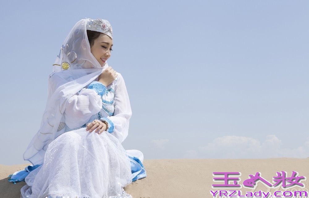 近日，柳岩为某电竞赛事拍摄央视版广告，现身宁夏回族自治区银川市贺兰山下。先以一袭性感白裙展现迷人气质，牵高大骆驼行走在黄沙之间，让人肃然起敬。随后她换上民族服装，端坐在沙漠之间，尽显出异国风情宛如塞外明珠。下面一起来看看这组柳岩沙漠白裙性感写真图片吧！