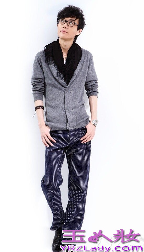 刚刚发布了新专辑《不如吃茶去》的许嵩日前登上某潮流杂志封面，身着黑白潮装的许嵩在镜头中肆意挥手、回眸，眼神中充满云淡风轻，在接受采访时亦表示，目前的心态则是：“轻装上阵的去珍惜生活”。据悉，许嵩新专辑发布后便在各大榜单取得了骄人成绩，近两周新专辑中的主打歌曲《山水之间》更是蝉联中国歌曲排行榜榜单冠军位，势如破竹。