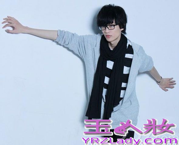 刚刚发布了新专辑《不如吃茶去》的许嵩日前登上某潮流杂志封面，身着黑白潮装的许嵩在镜头中肆意挥手、回眸，眼神中充满云淡风轻，在接受采访时亦表示，目前的心态则是：“轻装上阵的去珍惜生活”。据悉，许嵩新专辑发布后便在各大榜单取得了骄人成绩，近两周新专辑中的主打歌曲《山水之间》更是蝉联中国歌曲排行榜榜单冠军位，势如破竹。