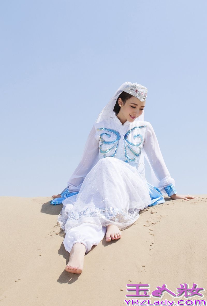 近日，柳岩为某电竞赛事拍摄央视版广告，现身宁夏回族自治区银川市贺兰山下。先以一袭性感白裙展现迷人气质，牵高大骆驼行走在黄沙之间，让人肃然起敬。随后她换上民族服装，端坐在沙漠之间，尽显出异国风情宛如塞外明珠。下面一起来看看这组柳岩沙漠白裙性感写真图片吧！