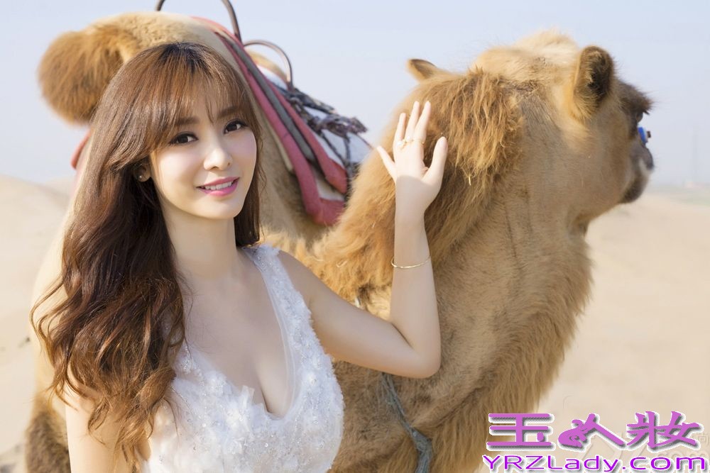 近日，柳岩为某电竞赛事拍摄央视版广告，现身宁夏回族自治区银川市贺兰山下。先以一袭性感白裙展现迷人气质，牵高大骆驼行走在黄沙之间，让人肃然起敬。随后她换上民族服装，端坐在沙漠之间，尽显出异国风情宛如塞外明珠。下面一起来看看这组柳岩沙漠白裙性感写真图片吧！