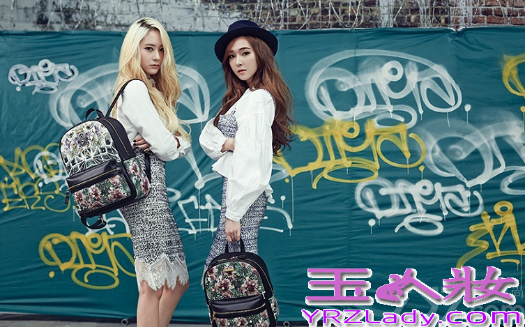 被称为韩国最惹眼醒目的郑氏姐妹Jessica&Krystal，近日公开了一组为某时尚包包拍摄的写真图片，在这组画报中，姐妹俩且不说时尚服饰，光是精致完美的容貌已经抢眼到不行，加上整个画报图片，几乎不用修改就能成图的完美模特，让人爱了再也无法转移视线。分享一组郑氏姐妹Lapalette画报图片，看Jessica&Krystal完美容貌太惹眼。