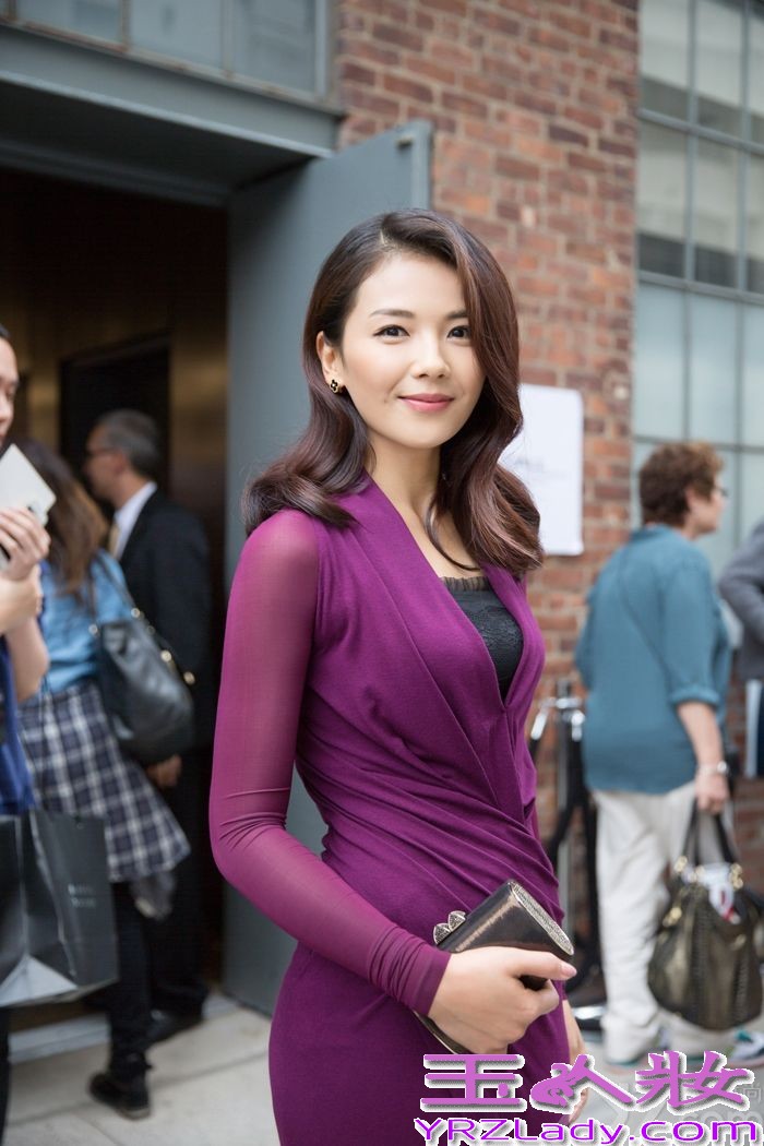 纽约时装周正在紧锣密鼓的进行中，刘涛受邀出席Donna Karan2015SS时装发布，欣赏最新一秀的时装秀。当天，刘涛以两套造型亮相，巧妙的选择了紫色系的配搭。细跟高跟鞋搭配金色手包，一头黑发蓬松的洒落肩头，再加上指间翠绿色珠宝，成功的hold住了这个难以驾驭的颜色， 风姿绰约 ，极具东方美。