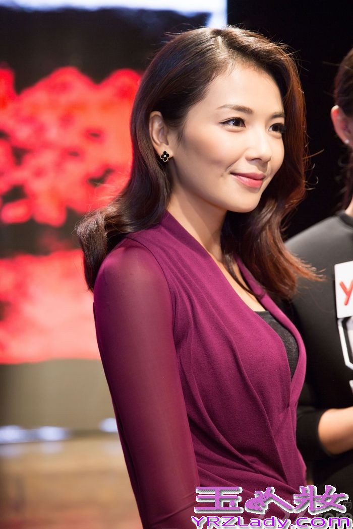 纽约时装周正在紧锣密鼓的进行中，刘涛受邀出席Donna Karan2015SS时装发布，欣赏最新一秀的时装秀。当天，刘涛以两套造型亮相，巧妙的选择了紫色系的配搭。细跟高跟鞋搭配金色手包，一头黑发蓬松的洒落肩头，再加上指间翠绿色珠宝，成功的hold住了这个难以驾驭的颜色， 风姿绰约 ，极具东方美。