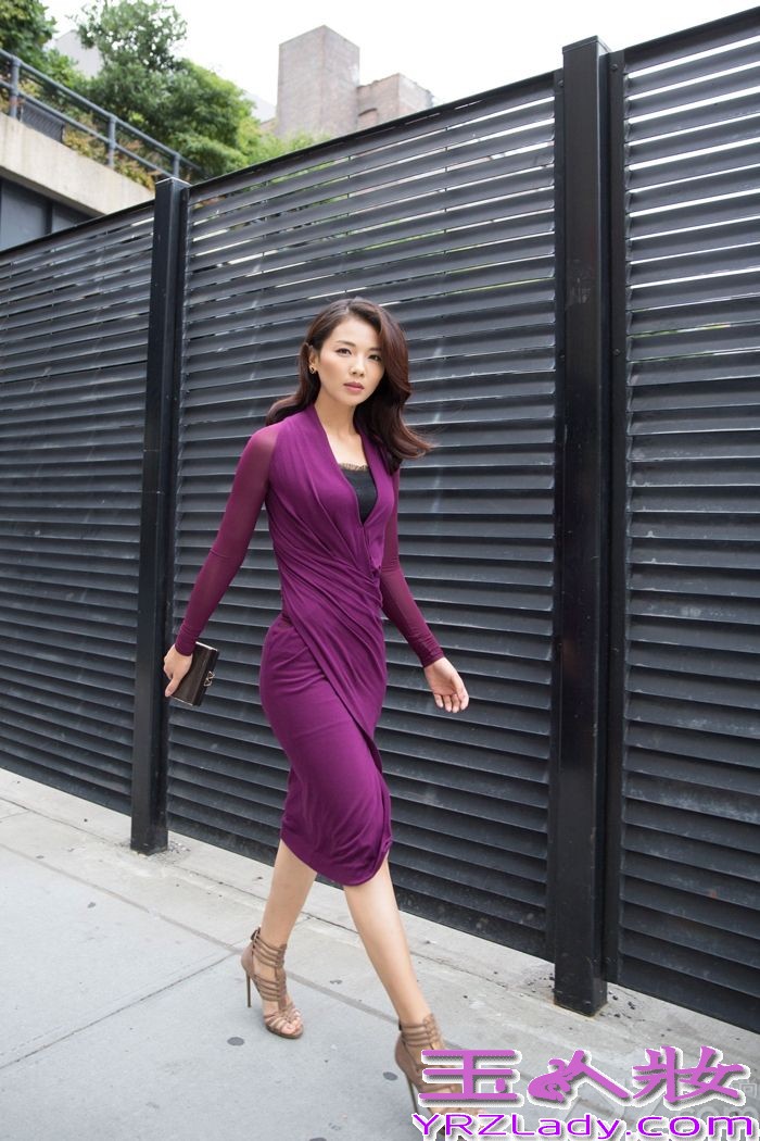 纽约时装周正在紧锣密鼓的进行中，刘涛受邀出席Donna Karan2015SS时装发布，欣赏最新一秀的时装秀。当天，刘涛以两套造型亮相，巧妙的选择了紫色系的配搭。细跟高跟鞋搭配金色手包，一头黑发蓬松的洒落肩头，再加上指间翠绿色珠宝，成功的hold住了这个难以驾驭的颜色， 风姿绰约 ，极具东方美。