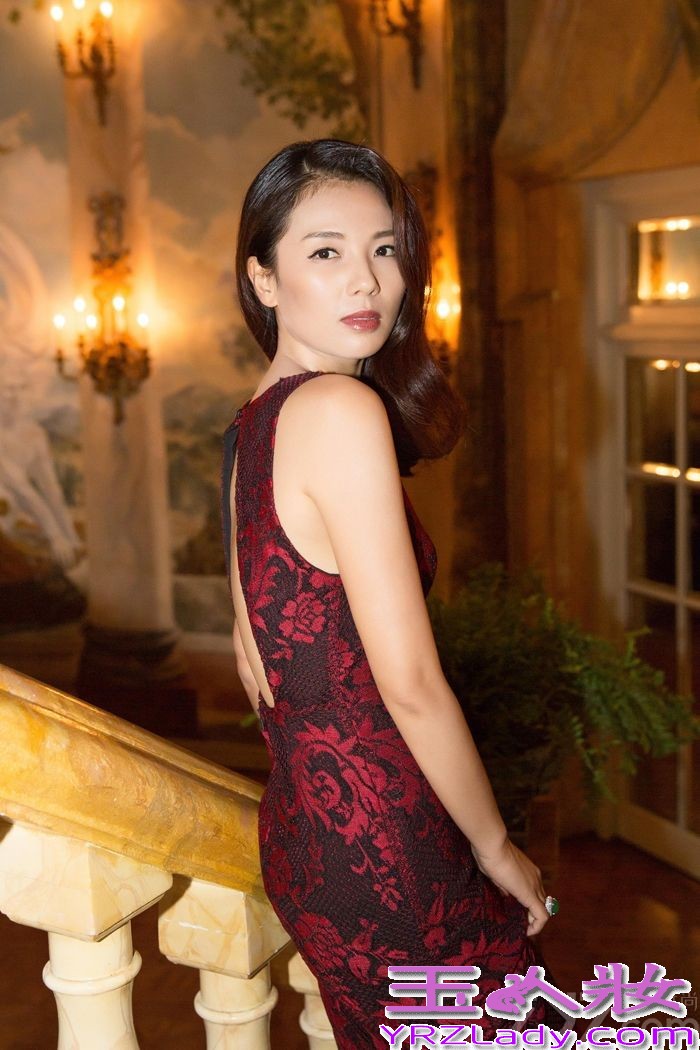 纽约时装周正在紧锣密鼓的进行中，刘涛受邀出席Donna Karan2015SS时装发布，欣赏最新一秀的时装秀。当天，刘涛以两套造型亮相，巧妙的选择了紫色系的配搭。细跟高跟鞋搭配金色手包，一头黑发蓬松的洒落肩头，再加上指间翠绿色珠宝，成功的hold住了这个难以驾驭的颜色， 风姿绰约 ，极具东方美。