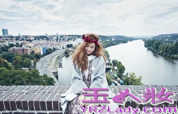 少女时代中的时尚女王Jessica郑秀妍，近日某时尚杂志拍摄了一组秋日旅行画报，在这组画报中Jessica展现俏皮和神秘的气质，俏皮的少女气息让宅男们心动不已，分享Jessica郑秀妍ceci清爽画报写真图片，芭比人偶般的外貌令人难以转移视线。