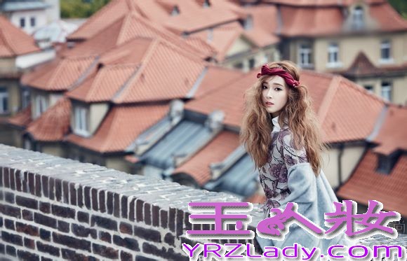 少女时代中的时尚女王Jessica郑秀妍，近日某时尚杂志拍摄了一组秋日旅行画报，在这组画报中Jessica展现俏皮和神秘的气质，俏皮的少女气息让宅男们心动不已，分享Jessica郑秀妍ceci清爽画报写真图片，芭比人偶般的外貌令人难以转移视线。