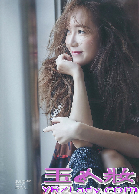 少女时代中的时尚女王Jessica郑秀妍，近日某时尚杂志拍摄了一组秋日旅行画报，在这组画报中Jessica展现俏皮和神秘的气质，俏皮的少女气息让宅男们心动不已，分享Jessica郑秀妍ceci清爽画报写真图片，芭比人偶般的外貌令人难以转移视线。