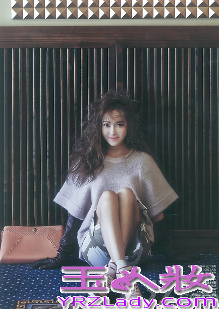 少女时代中的时尚女王Jessica郑秀妍，近日某时尚杂志拍摄了一组秋日旅行画报，在这组画报中Jessica展现俏皮和神秘的气质，俏皮的少女气息让宅男们心动不已，分享Jessica郑秀妍ceci清爽画报写真图片，芭比人偶般的外貌令人难以转移视线。